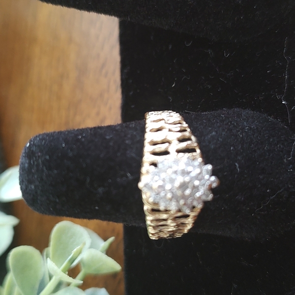 I0k Solid  Yellow Gold diamond ring - Picture 3 of 9
